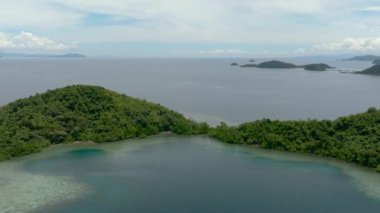 Turkuaz su ve mercan resifli adaların hava aracı. Tropik bölgelerde deniz manzarası. Borneo, Sabah, Malezya.