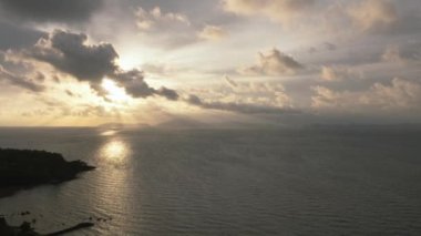 Tropiklerde denizin üzerinde gün batımı. Deniz Burnu. Weh Adası. Endonezya.