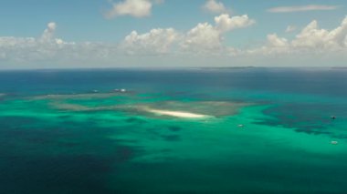 Deniz manzaralı, deniz üzerinde bulutlar, adalar ve hava manzaralı mavi gökyüzü. Yaz ve seyahat tatili konsepti. Siargao, Filipinler.