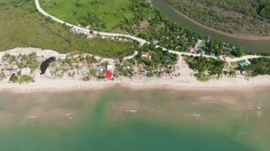 Palmiye ağaçlı tropik plaj manzarası. Sugar Beach. Sipalay, Zenciler, Filipinler.