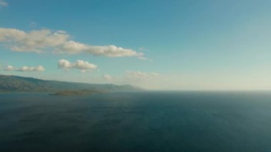Mavi gökyüzü, deniz ve adaların üzerinde bulutlar, hava manzarası. Deniz Burnu: Okyanus ve gökyüzü Cebu, Filipinler.