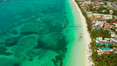 Turkuaz suyu ve yukarıdan beyaz kumlu plajı olan tropik bir göl. Boracay, Filipinler. Turistlerin ve otellerin olduğu beyaz plaj. Yaz ve seyahat tatil konsepti.