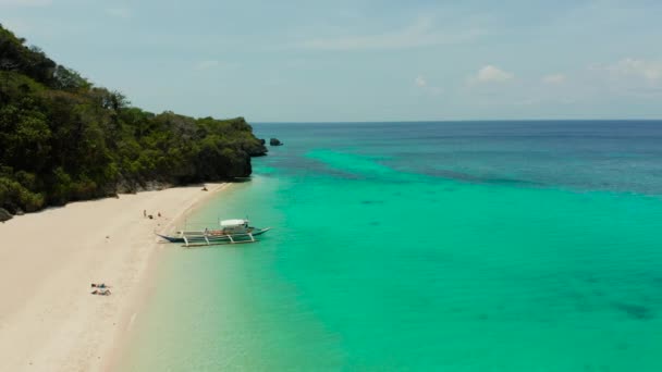Tropikalna Piaszczysta Plaża Pobliżu Błękitnej Laguny Rafy Koralowej Góry Boracay — Wideo stockowe