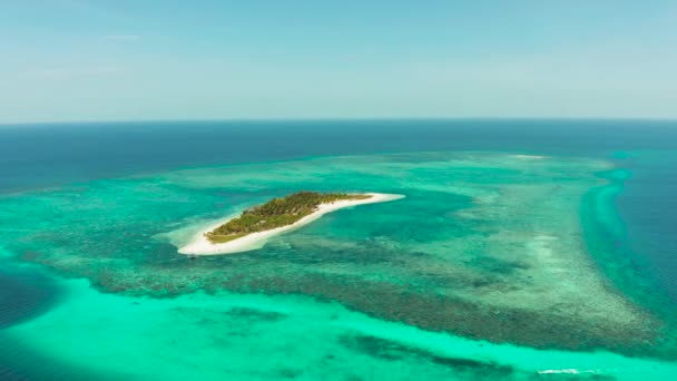 Seyahat Konsepti Yukarıdan Mercan Resifinin Yanında Kumlu Güzel Bir Sahil — Stok video
