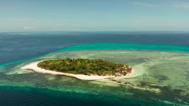 環礁とサンゴ礁 空中ドローンと砂浜と熱帯の島 ターコイズ色の環礁の島 夏と旅行休暇のコンセプト カミギン フィリピン ミンダナオ — ストック動画