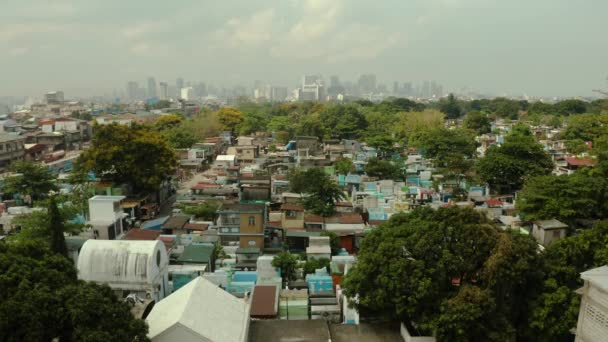 Vista Aérea Panorama Cemitério Norte Manila Com Arranha Céus Centros — Vídeo de Stock
