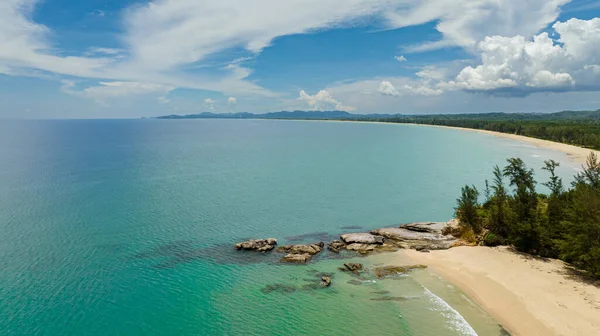 Szeroka Piaszczysta Plaża Oceanicznym Surfowaniem Falami Borneo Malezja Plaża Tindakon — Zdjęcie stockowe