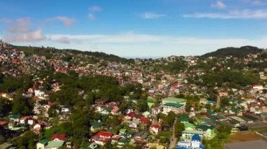 Dağlık bir vilayetteki renkli evleri olan Baguio şehrinin havadan görünüşü. Filipinler, Luzon.