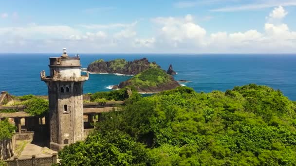 熱帯の島々や青空を背景に岬の上に灯台の空中ビュー エンガーノ岬 パラウイ島 サンタアナ フィリピン — ストック動画