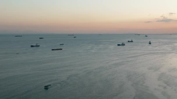 Αεροφωτογραφία Των Φορτηγών Πλοίων Στον Κόλπο Της Μανίλα Κατά Διάρκεια — Αρχείο Βίντεο