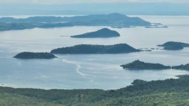 Yukarıdan deniz manzaralı tropik adalar. Borneo, Sabah. Malezya.