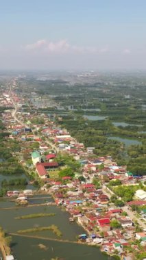 Filipinler 'in kırsalındaki Fish Pond çiftliğinin insansız hava aracı. Dikey video.