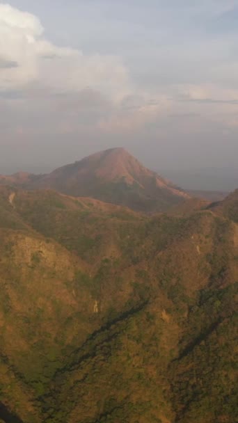 Lotnicze Drony Gór Wzgórz Pokryte Lasem Podczas Zachodu Słońca Filipiny — Wideo stockowe