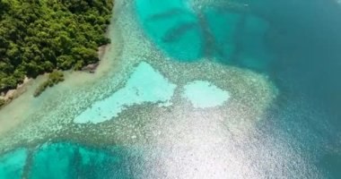 Tropiklerde turkuaz suyu olan körfez ve lagünün havadan görüntüsü. Borneo, Sabah, Malezya.