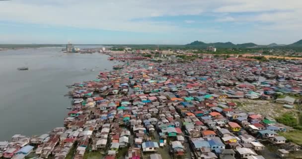 Drone Aérien Maisons Échasses Traditionnelles Pauvres Dans Ville Semporna Bornéo — Video