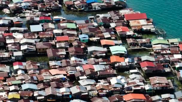 Вид Воздуха Рыбацкую Деревню Расположенную Воде Море Дома Бедных Борнео — стоковое видео