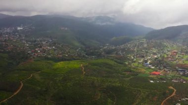 Nuwara Eliya kasabası dağlarla ve çay tarlalarıyla çevrili tepelerle çevrilidir. Sri Lanka.