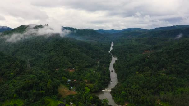 丘陵や農地の間の山の谷の川の空中ビュー スリランカ — ストック動画