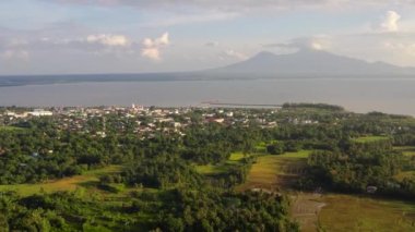 Sorsogon Şehri, Luzon, Filipinler. Deniz kenarı, manzaralı. Asya 'da manzara. Yaz ve seyahat tatili konsepti. Küçük bir kasaba ve uzaktaki bir volkan manzarası.