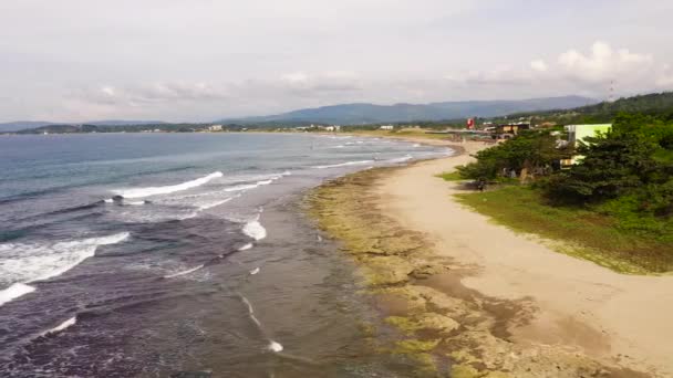 サーファーのビーチと海岸の町 サンファン ユニオン フィリピン 観光客のためのホテルとビーチ 空中ビュー 夏と旅行の休暇のコンセプト — ストック動画