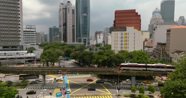 Kuala Lumpur Malajsie Září 2022 Monorail Vlakem Křižovatkou Auty Kuala — Stock video