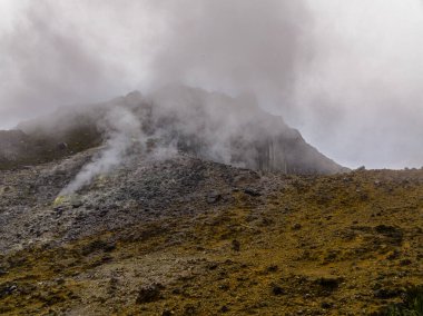 Dumanlı ve fümerollü aktif volkan Sibayak. Sumatra, Endonezya.