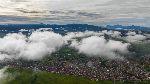 空中看山谷 有茶园 有农田 有云彩 Kayu Aro Sumatra Indonesia 茶园景观 — 图库照片