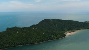 Berhala Adası 'nın havadan görünüşü Sandakan Körfezi' nde bulunan küçük bir ormandır. Sabah, Malezya.