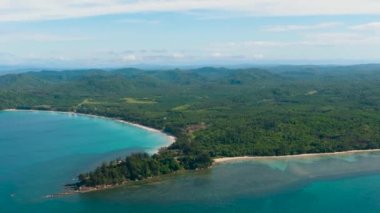Yağmur ormanları ve dağlarla Borneo adasının havadan görünüşü. Borneo 'nun Ucu, Malezya.
