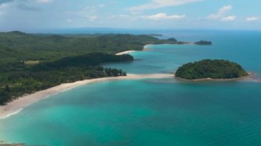 Turkuaz suyu olan güzel bir tropik plaj ve deniz. Kelambu Sahili. Borneo, Malezya.