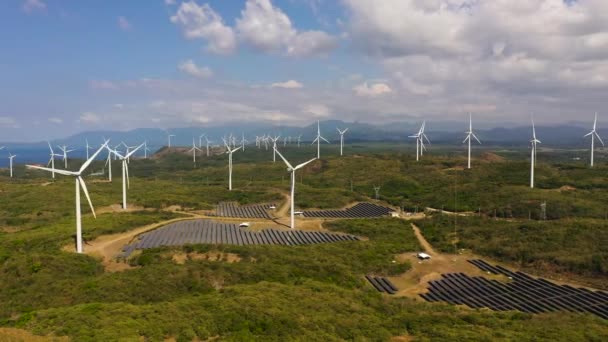 Deniz Kıyısındaki Elektrik Üretimi Için Rüzgar Türbinleri Rüzgar Santrali Ekolojik — Stok video
