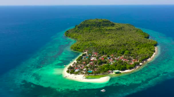 白い砂浜とボート 観光客のための熱帯の島 トップビュー フィリピンのレイテ島ヒモキラン島 夏と旅行の休暇のコンセプト — ストック動画