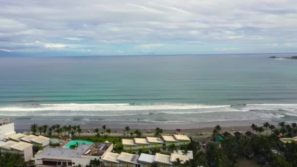 Piaszczysta Plaża Turystami Surferami Baler Filipiny Linia Brzegowa Hoteli Sabang — Wideo stockowe
