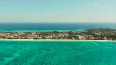 Turistli tropik plaj ve açık mavi deniz manzaralı. Yaz ve seyahat tatili konsepti. Boracay, Filipinler