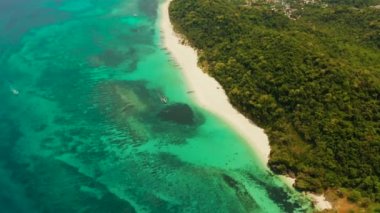 Mavi lagünün yanındaki tropik beyaz kum kumsalı ve yukarıdaki mercan resifi, Boracay, Filipinler. Turistlerle dolu kumsal. Yaz ve seyahat tatil konsepti.