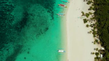 Tropik manzara: Palmiye ağaçları ve mercan resiflerinin turkuaz sularıyla kumsal, Puka deniz kabuğu plajı. Boracay, Filipinler. Tropikal adada sahili olan deniz burnu. Yaz ve seyahat