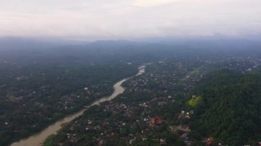 Kandy şehrinin dağ vadisindeki hava manzarası..