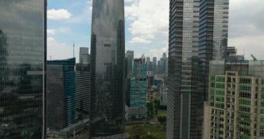 Jakarta şehir merkezindeki ofis binaları ve gökdelenler. Endonezya.