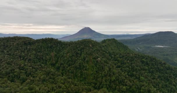 Uitzicht Vanuit Lucht Bergen Met Tropisch Bos Berg Sinabung Sumatra — Stockvideo