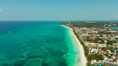 Turistli tropik plaj ve açık mavi deniz manzaralı. Yaz ve seyahat tatili konsepti. Boracay, Filipinler