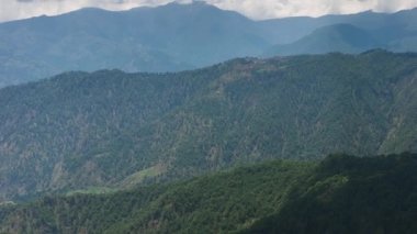 Yağmur ormanları olan dağ yamaçları ve tarım arazileri olan bir dağ vadisi. Filipinler. Luzon.