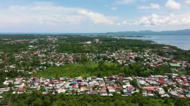 Palawan Adası 'ndaki Puerto Princesa şehrinin yerleşim bölgesi. Filipinler.