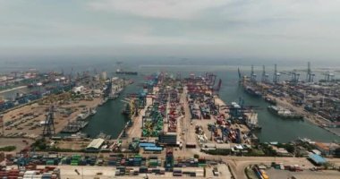 Jakarta, Endonezya - 11 Ekim 2022: Konteynırlar ve vinçlerle deniz kargo limanının havadan görünüşü. Tanjung Priok limanı.