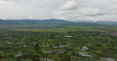 Dağlık bölgede ekinleri olan tarım arazisi ve çiftliğin havadan görünüşü. Kayu Aro, Sumatra, Endonezya.