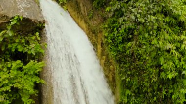 Filipinler 'in tropik ormanlarındaki bir dağ geçidindeki Inambakan şelalelerinin hava manzarası. Tropikal ormanda şelale.