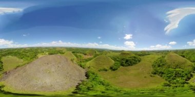 Çikolata tepeleri olarak bilinen doğal oluşumlar. Bohol, Filipinler, üst manzara. 360 panorama VR.