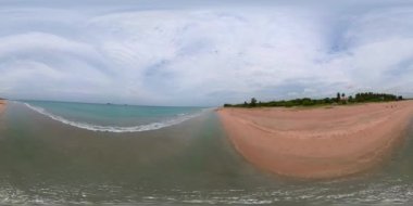 Bir grup balıkçı denizden ağ çekiyor. Sri Lanka 2021, Trincomalee. 360 panorama VR.
