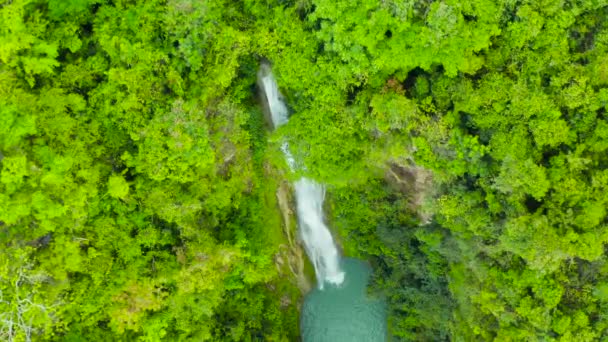 Cascata Mantayupan Falls Floresta Profunda Drone Aéreo Cachoeira Selva Tropical — Vídeo de Stock
