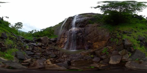 熱帯の滝は山の崖から落ちる スリランカのディアルマの滝 仮想現実360 — ストック動画