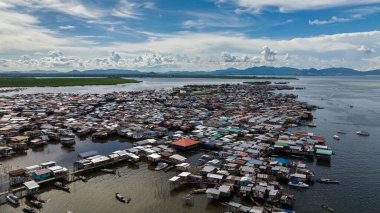 Denizde bulunan balıkçı köyünün havadan görünüşü. Fakirlerin evleri. Borneo,Semporna. Sabah, Malezya.
